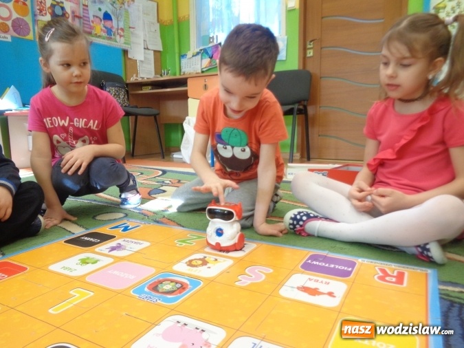 Zdjęcie w galerii na portalu naszwodzislaw.com: Przedszkolaki z wodzisławskiej Osiemnastki poznawały tajniki kodowania i programowania wiadomości z regionu