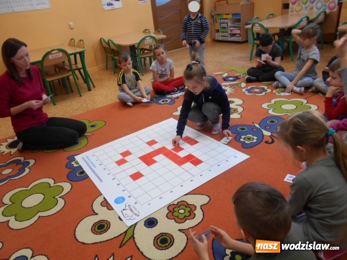 Zdjęcie w galerii na portalu naszwodzislaw.com: Przedszkolaki z wodzisławskiej Osiemnastki poznawały tajniki kodowania i programowania wiadomości z regionu