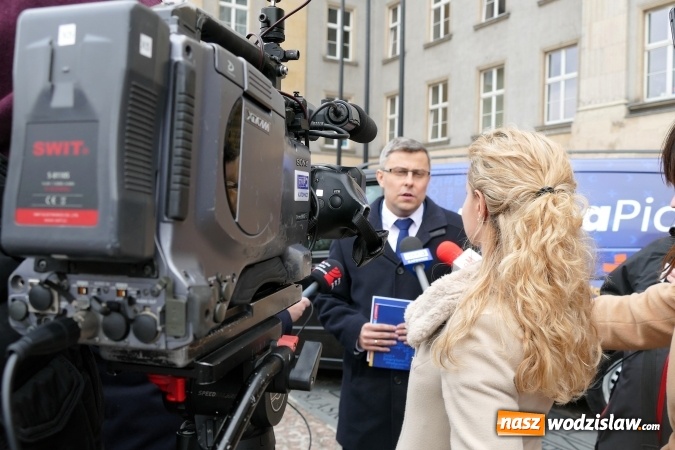 Zdjęcie w galerii na portalu naszwodzislaw.com: Busy Nowej Piątki ruszyły w teren. Także na Śląsku wiadomości z regionu