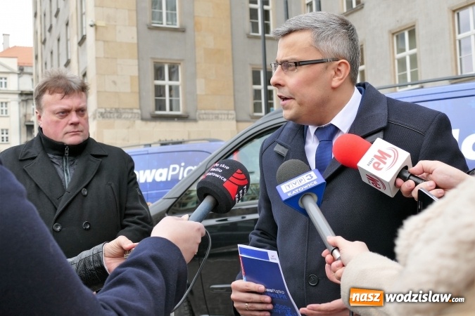 Zdjęcie w galerii na portalu naszwodzislaw.com: Busy Nowej Piątki ruszyły w teren. Także na Śląsku wiadomości z regionu