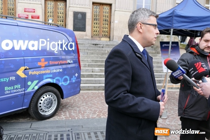 Zdjęcie w galerii na portalu naszwodzislaw.com: Busy Nowej Piątki ruszyły w teren. Także na Śląsku wiadomości z regionu