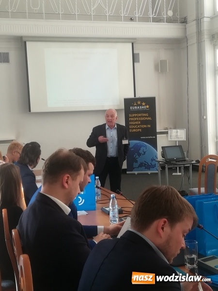 Zdjęcie w galerii na portalu naszwodzislaw.com: Rektor PWSZ w Raciborzu na Międzynarodowym Seminarium w Warszawie wiadomości z regionu