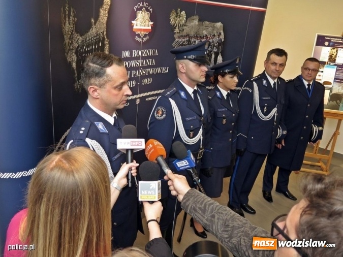 Zdjęcie w galerii na portalu naszwodzislaw.com: Nowe mundury na 100-lecie policji [FOTO]  wiadomości z regionu