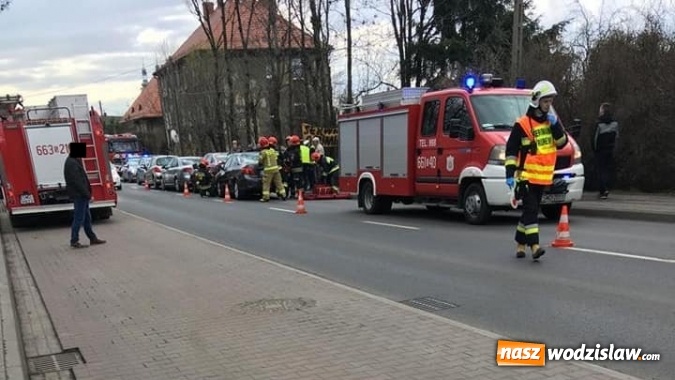 Zdjęcie w galerii na portalu naszwodzislaw.com: 76-latek najechał na kolumnę pojazdów biorących udział w kolizji wiadomości z regionu