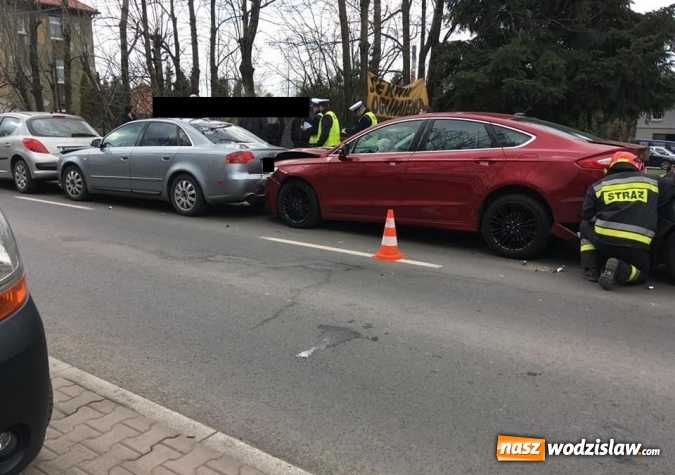 Zdjęcie w galerii na portalu naszwodzislaw.com: 76-latek najechał na kolumnę pojazdów biorących udział w kolizji wiadomości z regionu