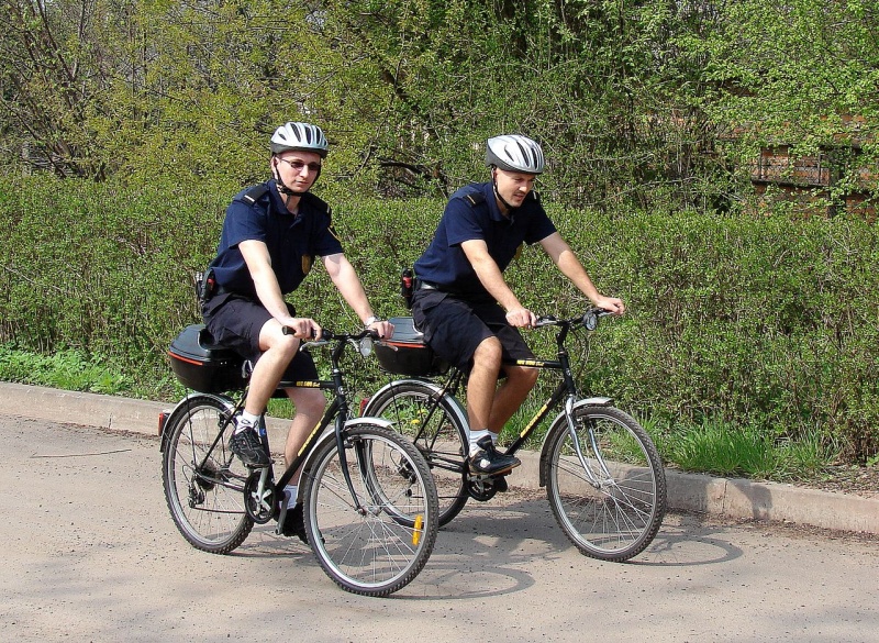 Zdjęcie w galerii na portalu naszwodzislaw.com: Przesiadka z radiowozu na rowery wiadomości z regionu