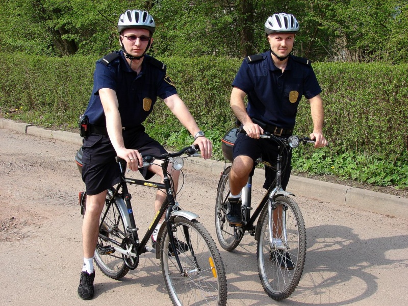 Zdjęcie w galerii na portalu naszwodzislaw.com: Przesiadka z radiowozu na rowery wiadomości z regionu