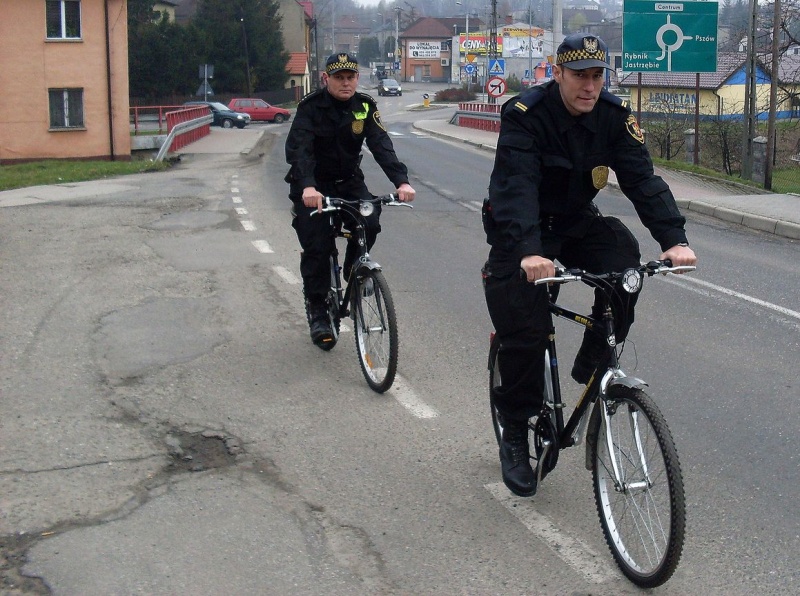 Zdjęcie w galerii na portalu naszwodzislaw.com: Przesiadka z radiowozu na rowery wiadomości z regionu