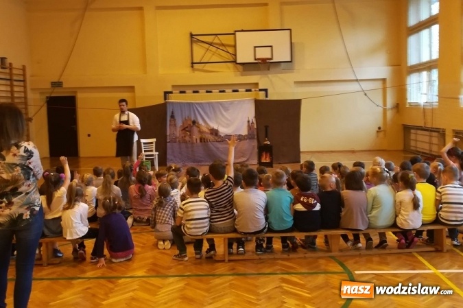 Zdjęcie w galerii na portalu naszwodzislaw.com: Spektakl SmoG Wawelski, czyli nauka ekologii przez zabawę wiadomości z regionu