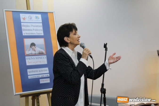 Zdjęcie w galerii na portalu naszwodzislaw.com: Halina Kunicka gościła w wodzisławskiej książnicy wiadomości z regionu