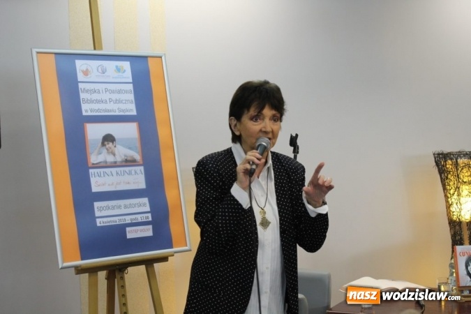 Zdjęcie w galerii na portalu naszwodzislaw.com: Halina Kunicka gościła w wodzisławskiej książnicy wiadomości z regionu