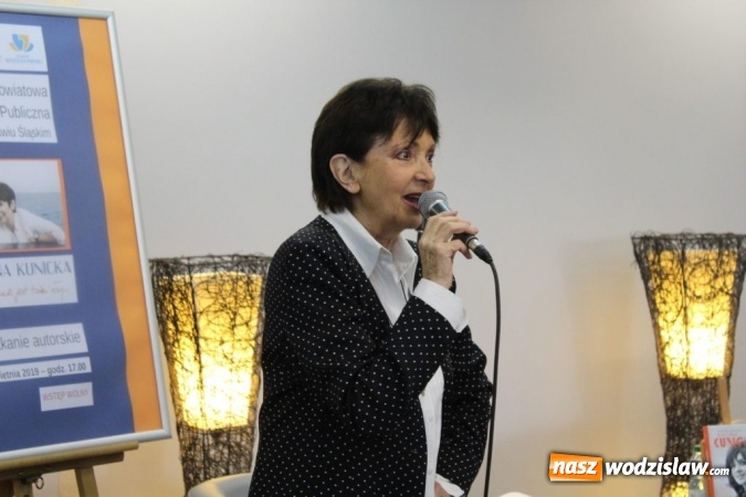 Zdjęcie w galerii na portalu naszwodzislaw.com: Halina Kunicka gościła w wodzisławskiej książnicy wiadomości z regionu