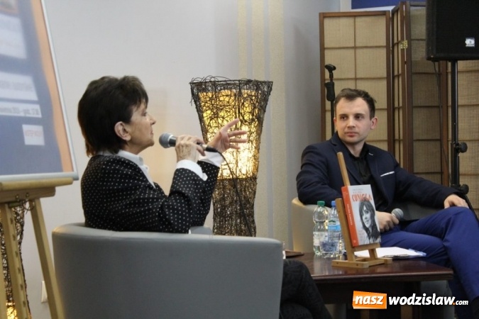 Zdjęcie w galerii na portalu naszwodzislaw.com: Halina Kunicka gościła w wodzisławskiej książnicy wiadomości z regionu
