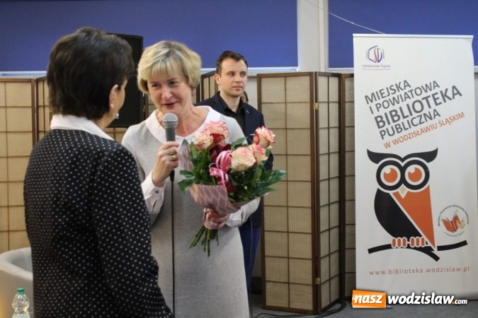 Zdjęcie w galerii na portalu naszwodzislaw.com: Halina Kunicka gościła w wodzisławskiej książnicy wiadomości z regionu
