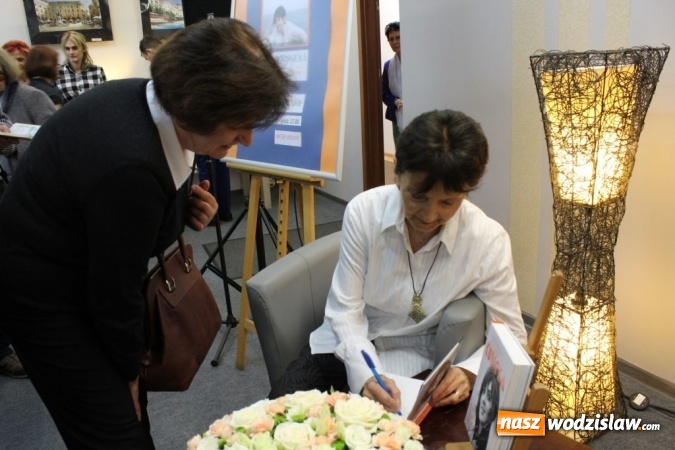 Zdjęcie w galerii na portalu naszwodzislaw.com: Halina Kunicka gościła w wodzisławskiej książnicy wiadomości z regionu