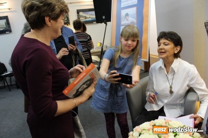 Zdjęcie w galerii na portalu naszwodzislaw.com: Halina Kunicka gościła w wodzisławskiej książnicy wiadomości z regionu