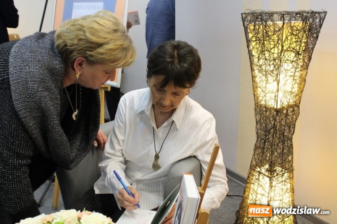 Zdjęcie w galerii na portalu naszwodzislaw.com: Halina Kunicka gościła w wodzisławskiej książnicy wiadomości z regionu