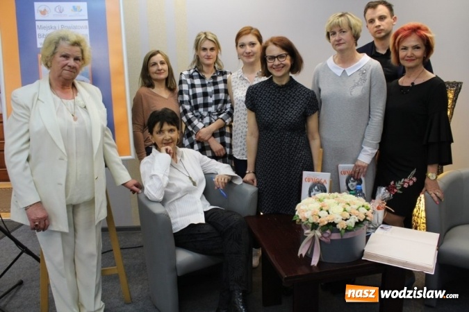 Zdjęcie w galerii na portalu naszwodzislaw.com: Halina Kunicka gościła w wodzisławskiej książnicy wiadomości z regionu