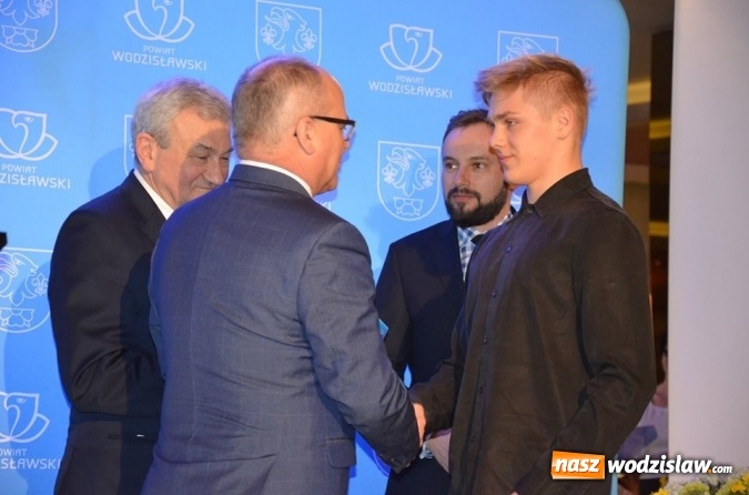 Zdjęcie w galerii na portalu naszwodzislaw.com: Najlepsi sportowcy i działacze kultury nagrodzeni wiadomości z regionu