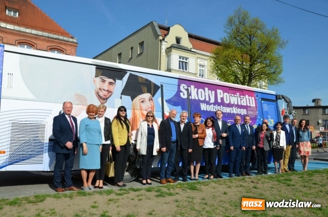 Zdjęcie w galerii na portalu naszwodzislaw.com: Promocyjny autobus wyruszył w trasę wiadomości z regionu