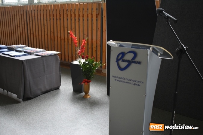 Zdjęcie w galerii na portalu naszwodzislaw.com: Wodzisławski Ekonomik pożegnał klasy maturalne wiadomości z regionu