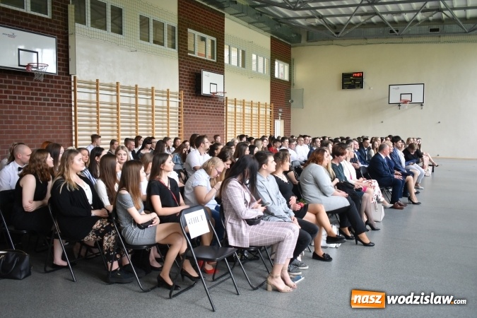 Zdjęcie w galerii na portalu naszwodzislaw.com: Wodzisławski Ekonomik pożegnał klasy maturalne wiadomości z regionu