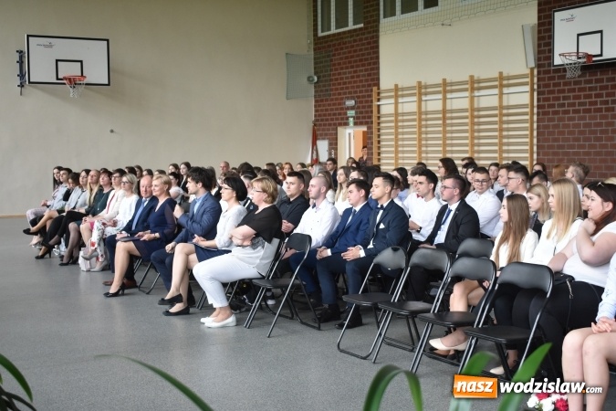 Zdjęcie w galerii na portalu naszwodzislaw.com: Wodzisławski Ekonomik pożegnał klasy maturalne wiadomości z regionu