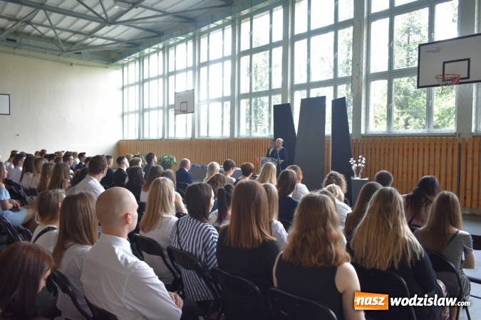 Zdjęcie w galerii na portalu naszwodzislaw.com: Wodzisławski Ekonomik pożegnał klasy maturalne wiadomości z regionu