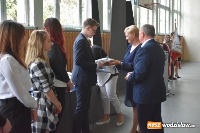 Zdjęcie w galerii na portalu naszwodzislaw.com: Wodzisławski Ekonomik pożegnał klasy maturalne wiadomości z regionu