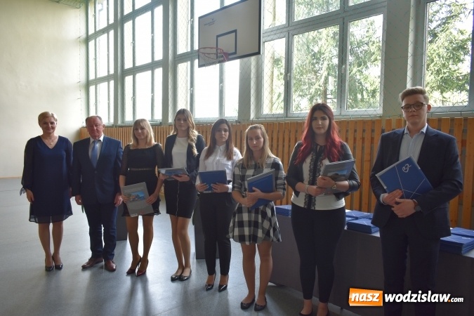 Zdjęcie w galerii na portalu naszwodzislaw.com: Wodzisławski Ekonomik pożegnał klasy maturalne wiadomości z regionu