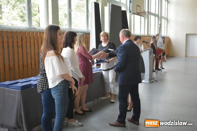 Zdjęcie w galerii na portalu naszwodzislaw.com: Wodzisławski Ekonomik pożegnał klasy maturalne wiadomości z regionu