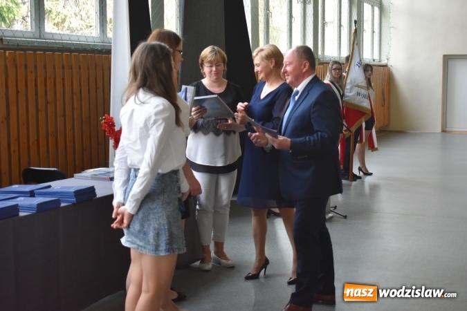 Zdjęcie w galerii na portalu naszwodzislaw.com: Wodzisławski Ekonomik pożegnał klasy maturalne wiadomości z regionu