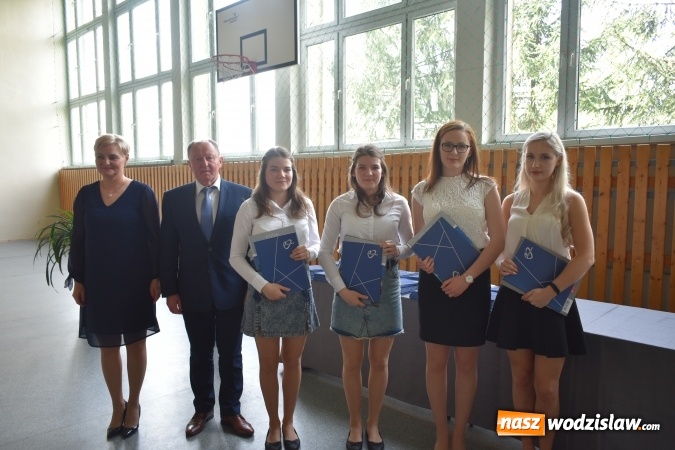 Zdjęcie w galerii na portalu naszwodzislaw.com: Wodzisławski Ekonomik pożegnał klasy maturalne wiadomości z regionu