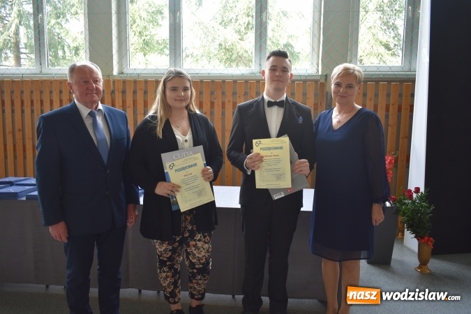 Zdjęcie w galerii na portalu naszwodzislaw.com: Wodzisławski Ekonomik pożegnał klasy maturalne wiadomości z regionu