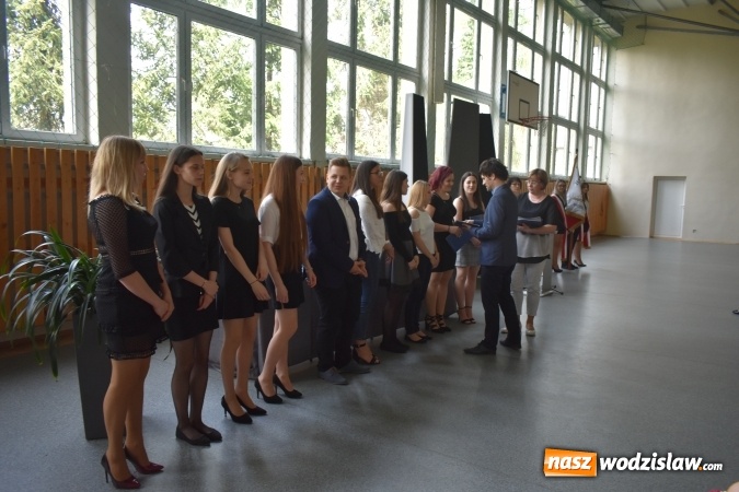 Zdjęcie w galerii na portalu naszwodzislaw.com: Wodzisławski Ekonomik pożegnał klasy maturalne wiadomości z regionu