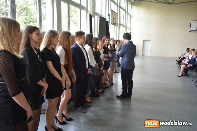 Zdjęcie w galerii na portalu naszwodzislaw.com: Wodzisławski Ekonomik pożegnał klasy maturalne wiadomości z regionu