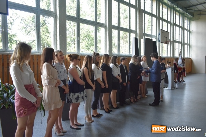 Zdjęcie w galerii na portalu naszwodzislaw.com: Wodzisławski Ekonomik pożegnał klasy maturalne wiadomości z regionu