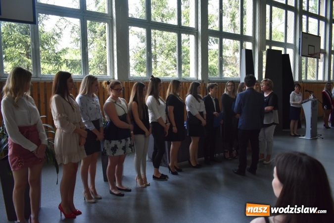 Zdjęcie w galerii na portalu naszwodzislaw.com: Wodzisławski Ekonomik pożegnał klasy maturalne wiadomości z regionu