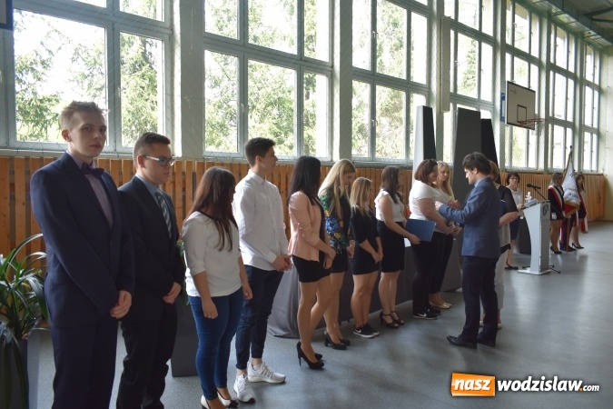 Zdjęcie w galerii na portalu naszwodzislaw.com: Wodzisławski Ekonomik pożegnał klasy maturalne wiadomości z regionu