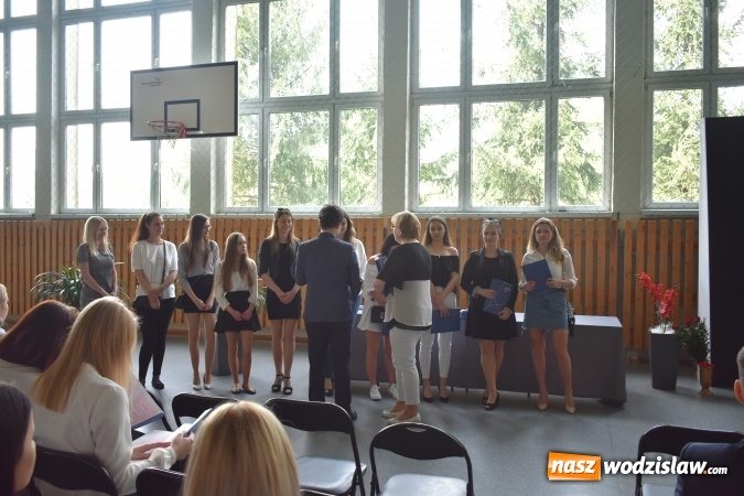Zdjęcie w galerii na portalu naszwodzislaw.com: Wodzisławski Ekonomik pożegnał klasy maturalne wiadomości z regionu