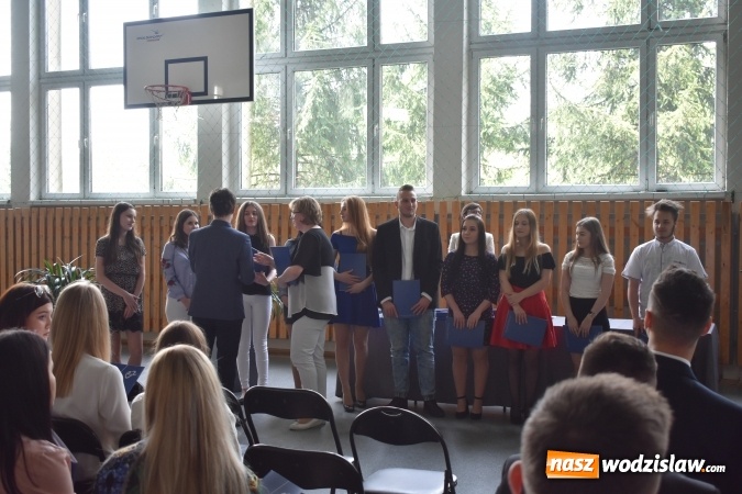 Zdjęcie w galerii na portalu naszwodzislaw.com: Wodzisławski Ekonomik pożegnał klasy maturalne wiadomości z regionu