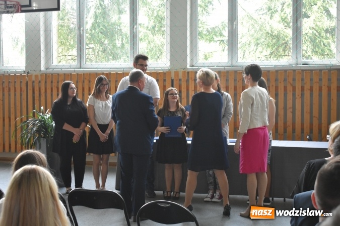 Zdjęcie w galerii na portalu naszwodzislaw.com: Wodzisławski Ekonomik pożegnał klasy maturalne wiadomości z regionu