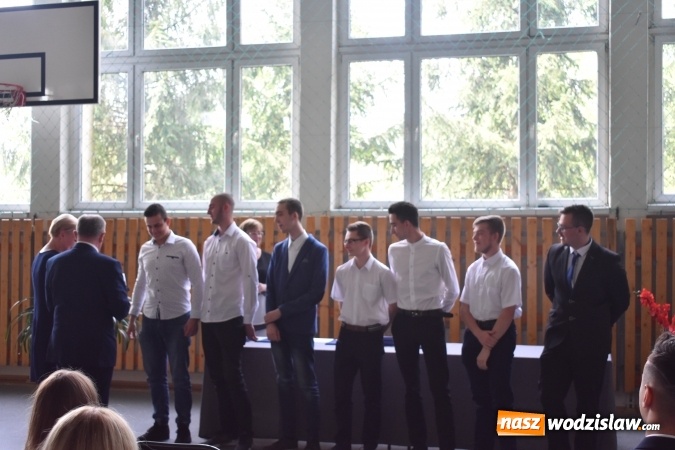 Zdjęcie w galerii na portalu naszwodzislaw.com: Wodzisławski Ekonomik pożegnał klasy maturalne wiadomości z regionu