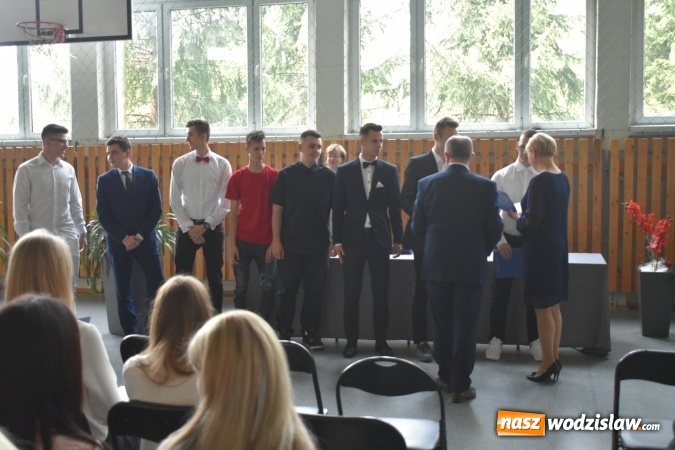 Zdjęcie w galerii na portalu naszwodzislaw.com: Wodzisławski Ekonomik pożegnał klasy maturalne wiadomości z regionu