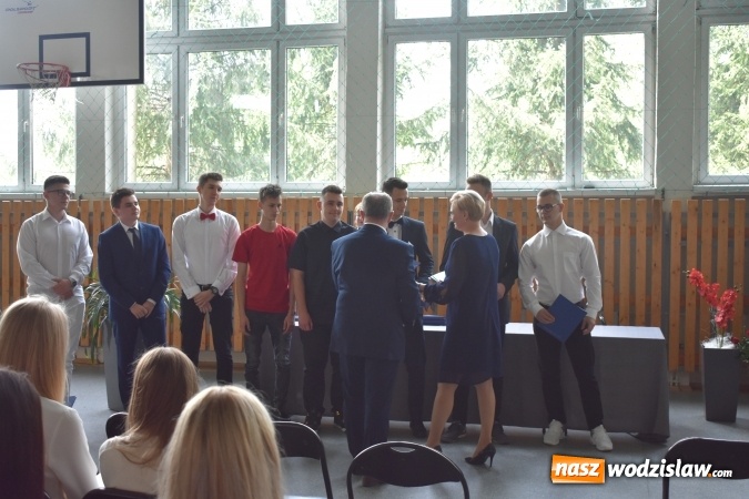 Zdjęcie w galerii na portalu naszwodzislaw.com: Wodzisławski Ekonomik pożegnał klasy maturalne wiadomości z regionu