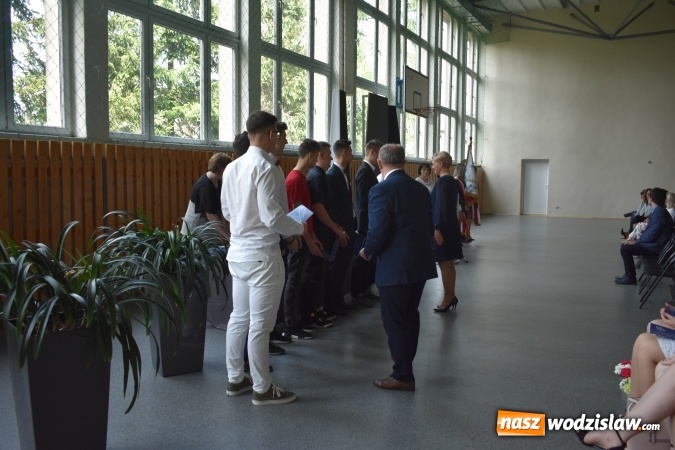 Zdjęcie w galerii na portalu naszwodzislaw.com: Wodzisławski Ekonomik pożegnał klasy maturalne wiadomości z regionu