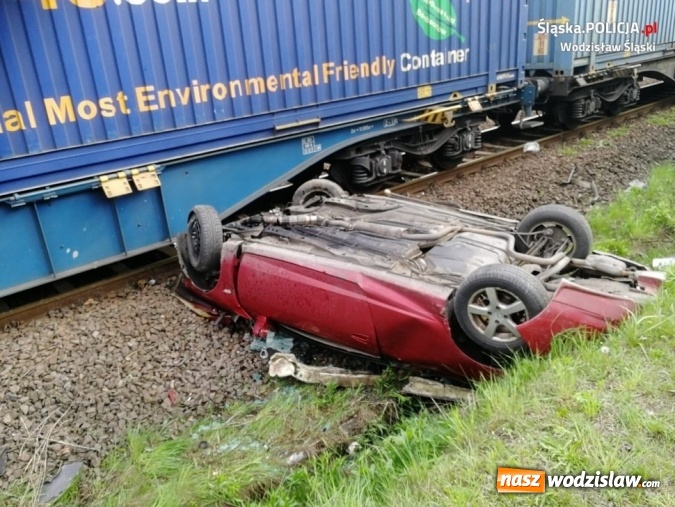 Zdjęcie w galerii na portalu naszwodzislaw.com: Ford wjechał pod pociąg. Kierowca zlekceważył sygnalizator! [FOTO i WIDEO] wiadomości z regionu
