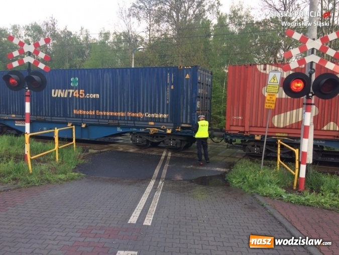 Zdjęcie w galerii na portalu naszwodzislaw.com: Ford wjechał pod pociąg. Kierowca zlekceważył sygnalizator! [FOTO i WIDEO] wiadomości z regionu