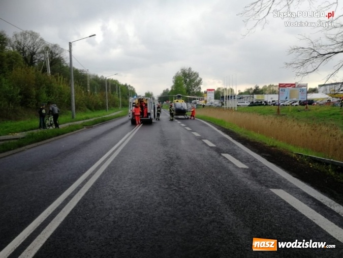 Zdjęcie w galerii na portalu naszwodzislaw.com: Ford wjechał pod pociąg. Kierowca zlekceważył sygnalizator! [FOTO i WIDEO] wiadomości z regionu
