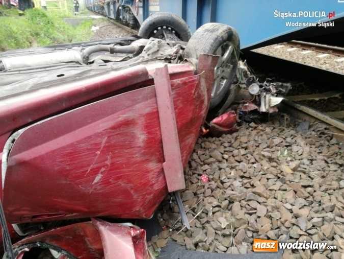 Zdjęcie w galerii na portalu naszwodzislaw.com: Ford wjechał pod pociąg. Kierowca zlekceważył sygnalizator! [FOTO i WIDEO] wiadomości z regionu